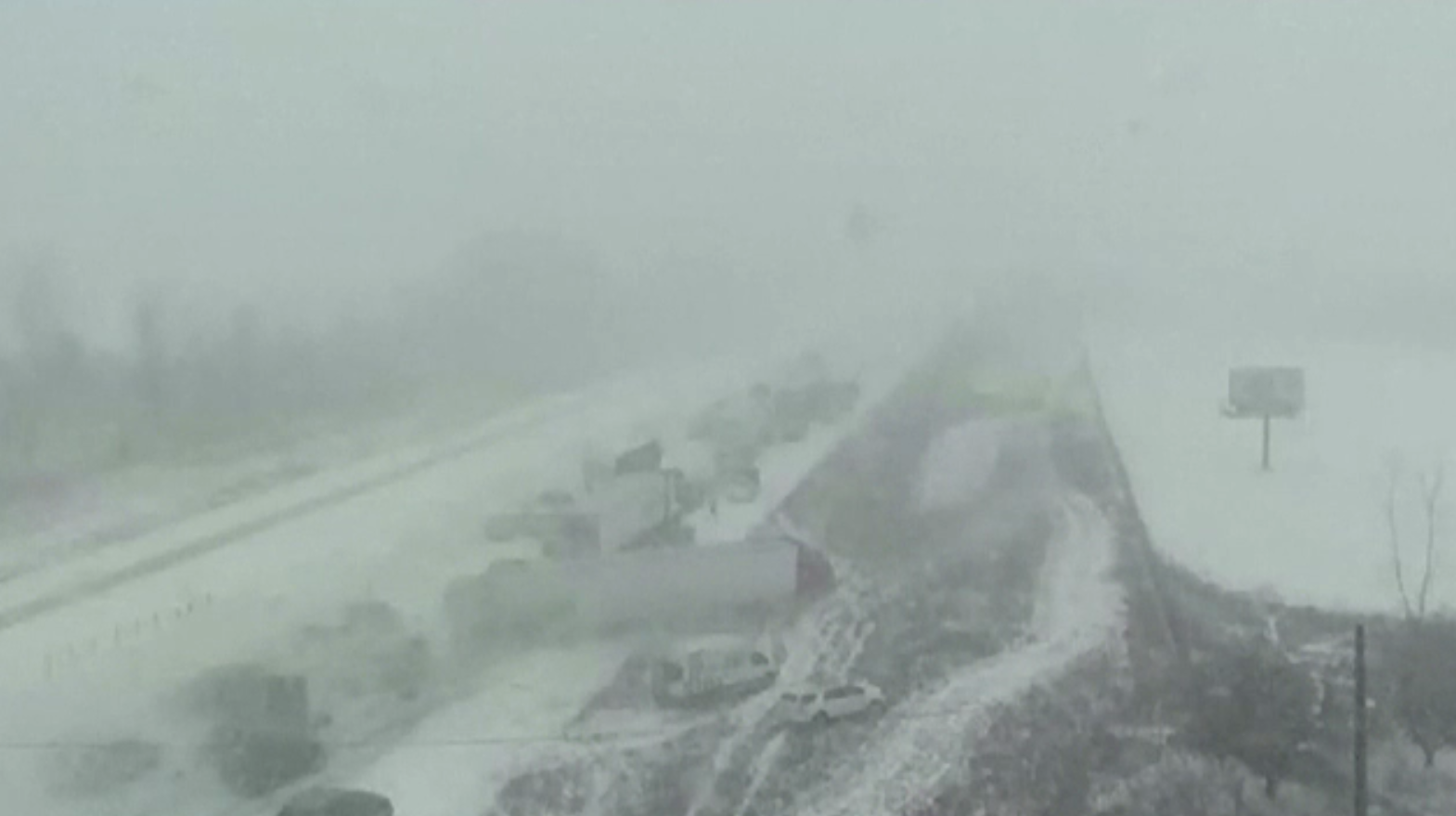 Carambol cu 100 de mașini pe o autostradă din SUA, din cauza zăpezii. O persoană a murit