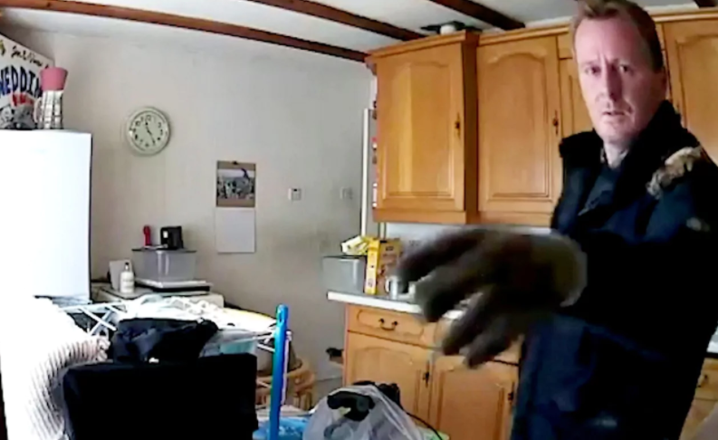 Greșeala pe care doi hoți au făcut-o, după ce au jefuit o locuință. Polițiștii i-au descoperit imediat