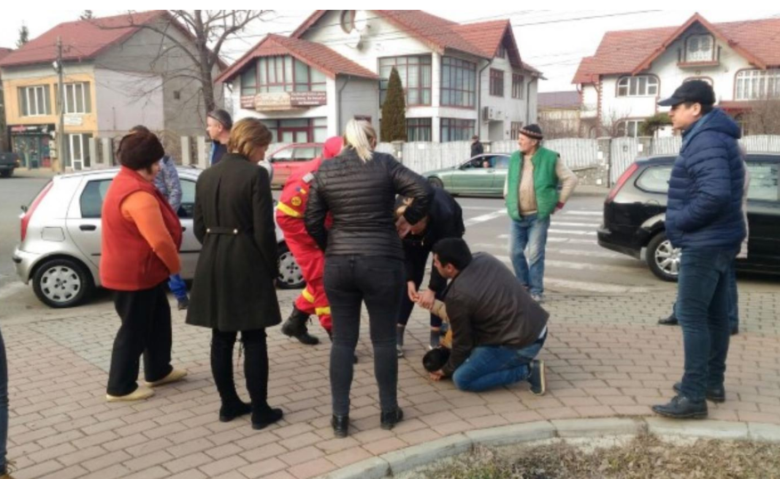 Reacția trecătorilor atunci când o femeie din Focșani a leșinat pe stradă. ”Sunt șocată”