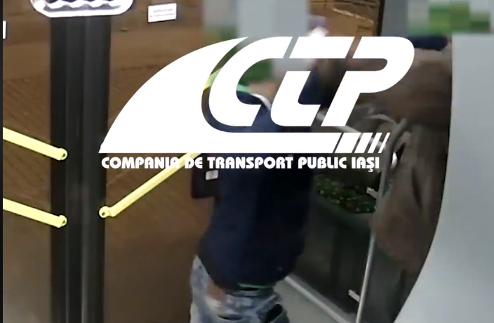 Video cu momentul în care un adolescent a fost înjunghiat într-un autobuz din Iași