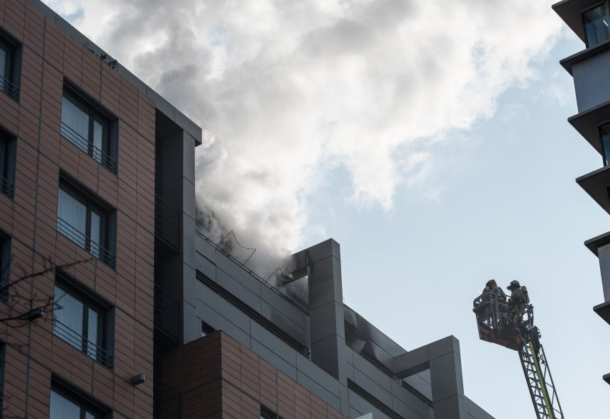 Incendiu puternic într-un hotel din Berlin. Flăcările s-au extins spre acoperiș