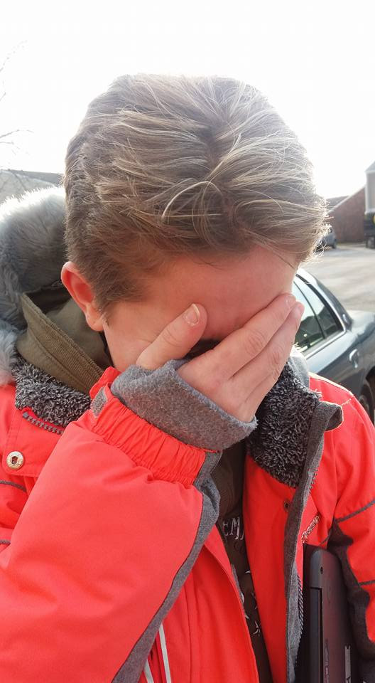 Obligată să se tundă de propriul tată, după ce a văzut-o cu şuviţe blonde. FOTO