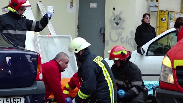 Un tânăr de 18 ani a căzut de la etajul 11. Medicii ajunşi la faţa locului l-au resuscitat timp de o oră