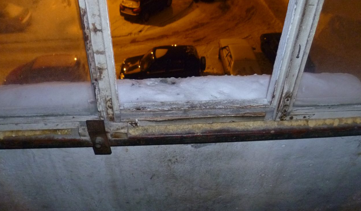 Un bărbat beat a aruncat un copil pe geam, de la etajul 3, ca să se distreze