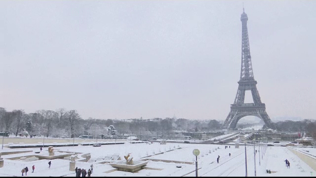 Parisul, blocat de prima repriză de iarnă adevărată. Meteorologii au emis coduri roșii