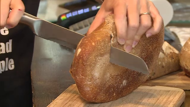 Pâinea cu maia câștigă teren pe piaţa românească. Cât plătim pentru "reţeta sănătoasă a bunicilor"