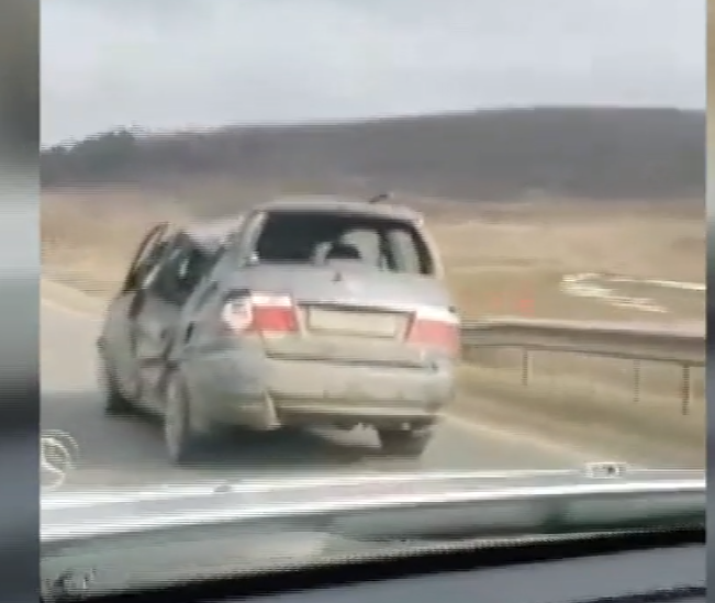 Un autoturism aproape distrus, surprins circulând pe drumurile publice din Moldova. VIDEO