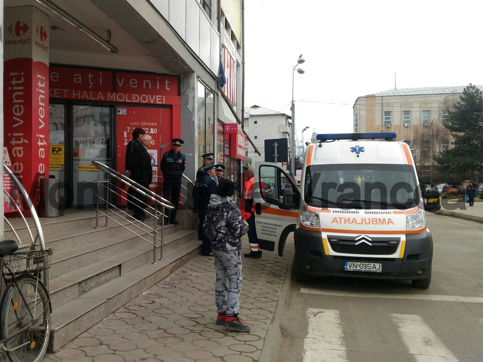 A leşinat când a fost prinsă că a furat dintr-un supermarket. Ce ascundea în geantă