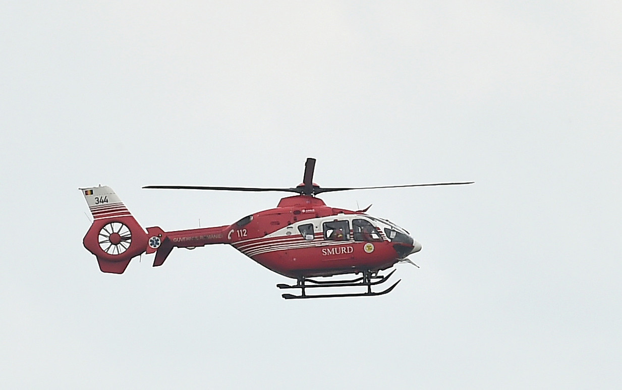 Elev din Titu dus cu elicopterul SMURD la spital, după ce a căzut de pe o bară, în curtea școlii