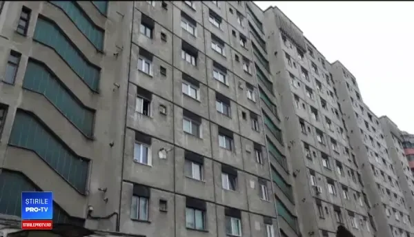 Un tânăr de 18 ani a căzut de la etajul 11. Medicii ajunşi la faţa locului l-au resuscitat timp de o oră