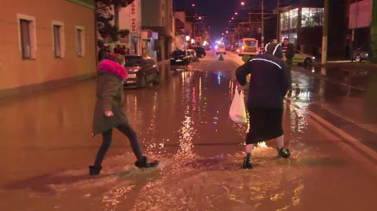 Inundații pe străzile din Târgu Jiu, după ce o conductă reparată anul trecut s-a spart