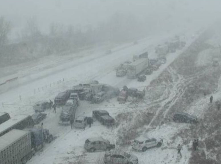 Peste 70 de mașini implicate într-un accident în lanț, în SUA. Un mort și mai mulți răniți