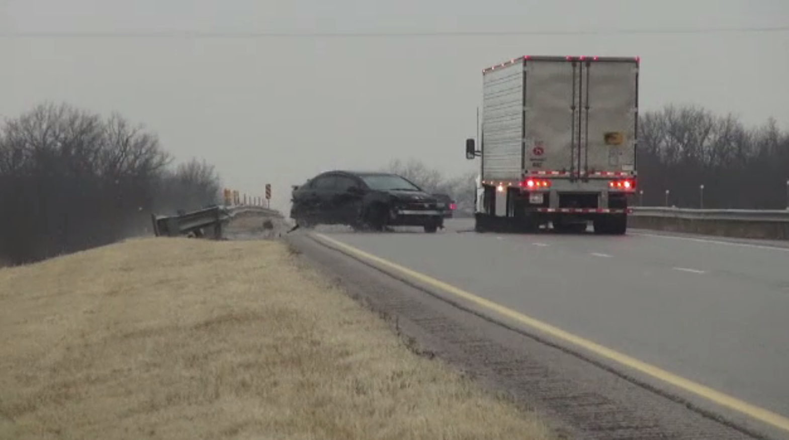 Zeci de mașini scăpate de sub control, în urma unei ploi înghețate