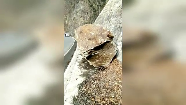 Blocaj în Defileul Jiului, după ce stânci de 25 de tone au căzut de pe versanți