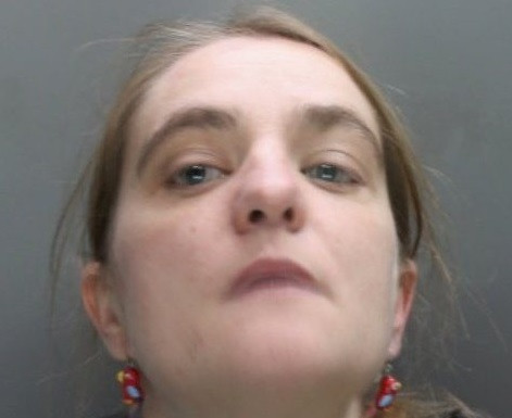 O femeie a ajuns în spatele gratiilor, după ce a ajutat un individ să violeze o fetiță de 13 ani