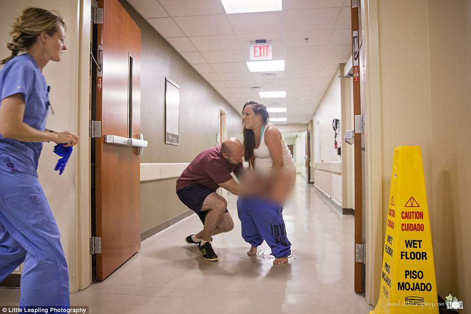 O femeie a născut pe holul unui spital. Momentul dramatic, surprins de un fotograf