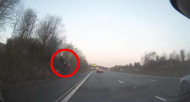 Momentul în care o mașină se rostogolește, forțată de un alt șofer. ”Aproape m-ai omorât!”