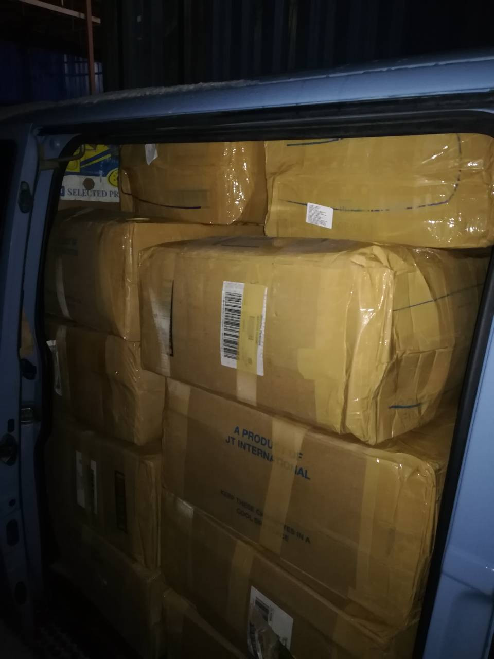 Descoperirea făcută de polițiștii moldoveni în mașina unei femei. VIDEO