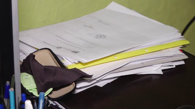 O bibliotecară din Buzău va primi 44 de lei în loc de 445, ca urmare a noii Legi a salarizării