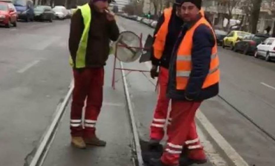 Muncitorii au asfaltat cu picioarele pe un bulevard din Iași. Scenele filmate