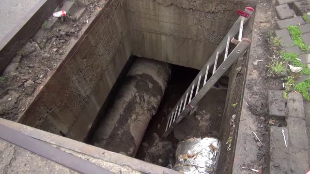 Un bărbat din Bacău a căzut într-un canal care nu ar fi fost acoperit