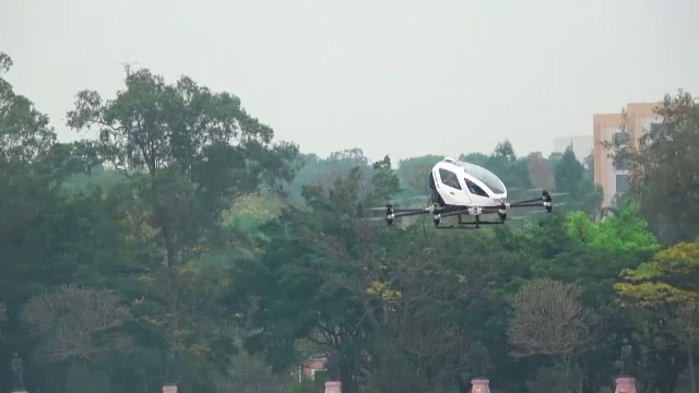Turist plimbat cu drona, într-un oraș din China. VIDEO