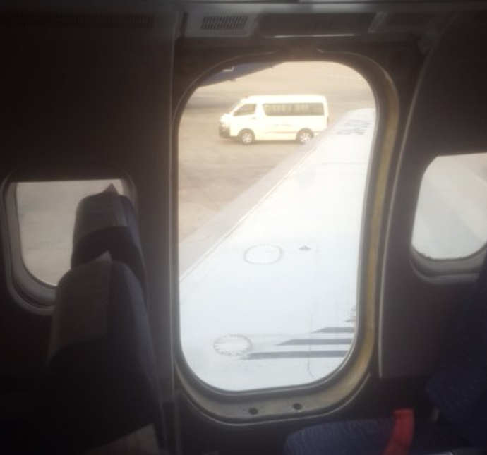 Pasageri învinuiți după ce ușa unei aeronave s-a desprins în timpul aterizării. VIDEO