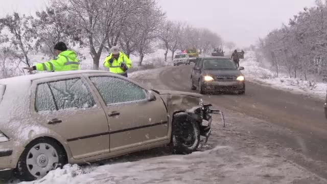 Accidente în lanţ în nordul ţării, la doar câteva ore după ce a început să ningă