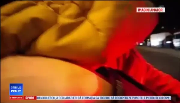 Metoda prin care doi hoți i-au sustras telefonul unui călător din tramvai. ”E prima mea faptă, şefu”