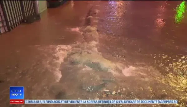 Inundații pe străzile din Târgu Jiu, după ce o conductă reparată anul trecut s-a spart