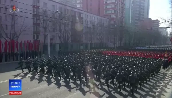 Paradă militară grandioasă în Coreea de Nord. Zeci de mii de soldați au defilat