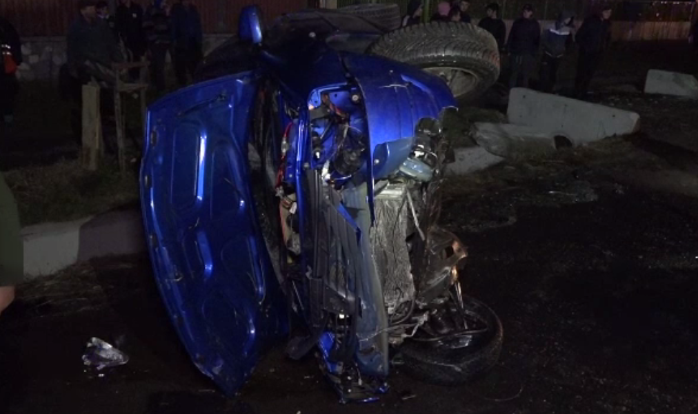 Doi frați au fost răniți după ce s-au răsturnat cu mașina. Martorii spun că aveau viteză