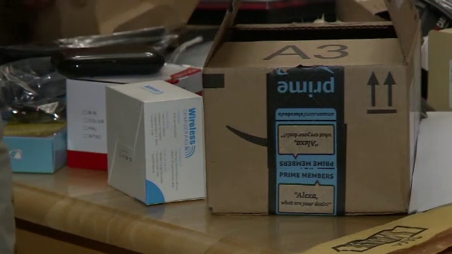 Primesc zeci de colete de la Amazon, deși nu au comandat nimic. Înșelătoria din spate