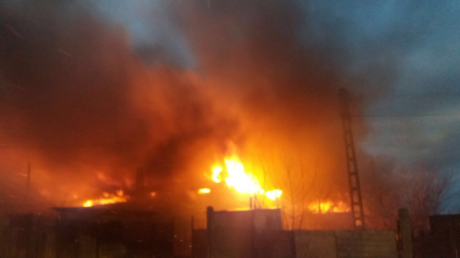 Zece locuințe din Medgidia distruse într-un incendiu. 43 de persoane rămase fără adăpost