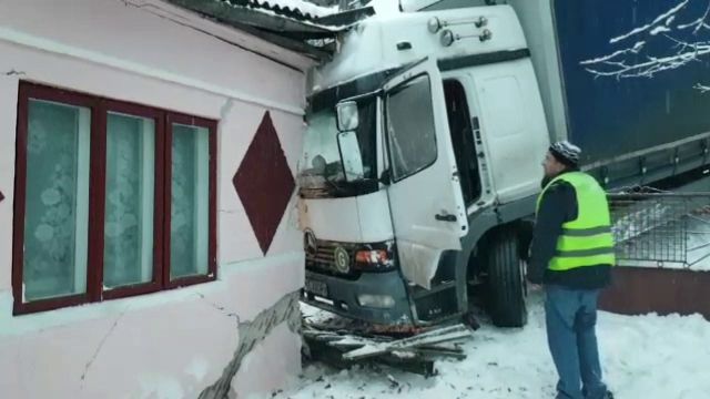 O familia s-a trezit cu un TIR în casă. Greșeala comisă de șofer