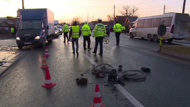 Biciclist lovit mortal de un camion, într-o localitate din Dâmbovița. VIDEO
