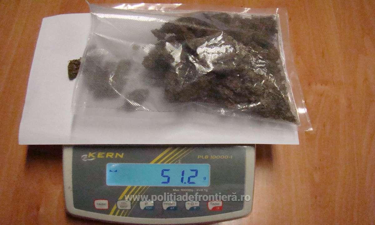 Canabis descoperit de angajații Aeroportului Henri Coandă în bagajul unui elvețian