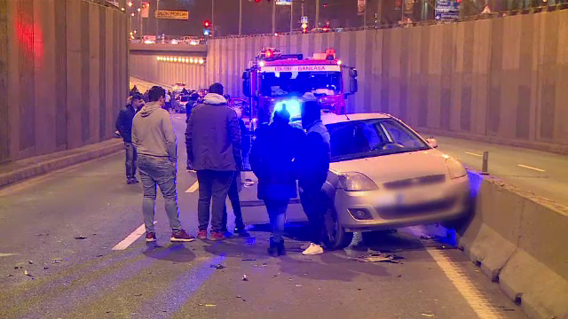 Șase mașini, avariate în pasajul Băneasa din Capitală. O șoferiță a ajuns la spital