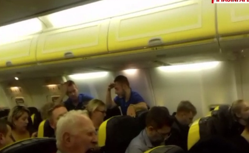 Panică la bordul unui avion Ryanair București-Dublin. Pilotul s-a întors din drum după un zgomot puternic