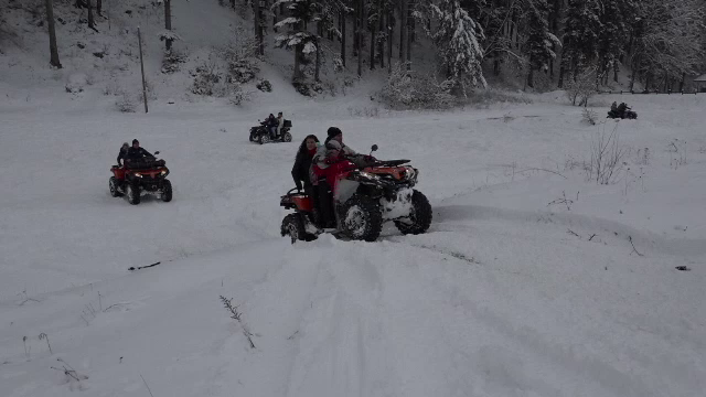 Stațiunile, pline de turiști în acest weekend. 400 de salvamontiști, pregătiți să intervină