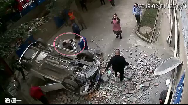 Imagini spectaculoase cu o mașină care cade de la etajul doi al unei parcări