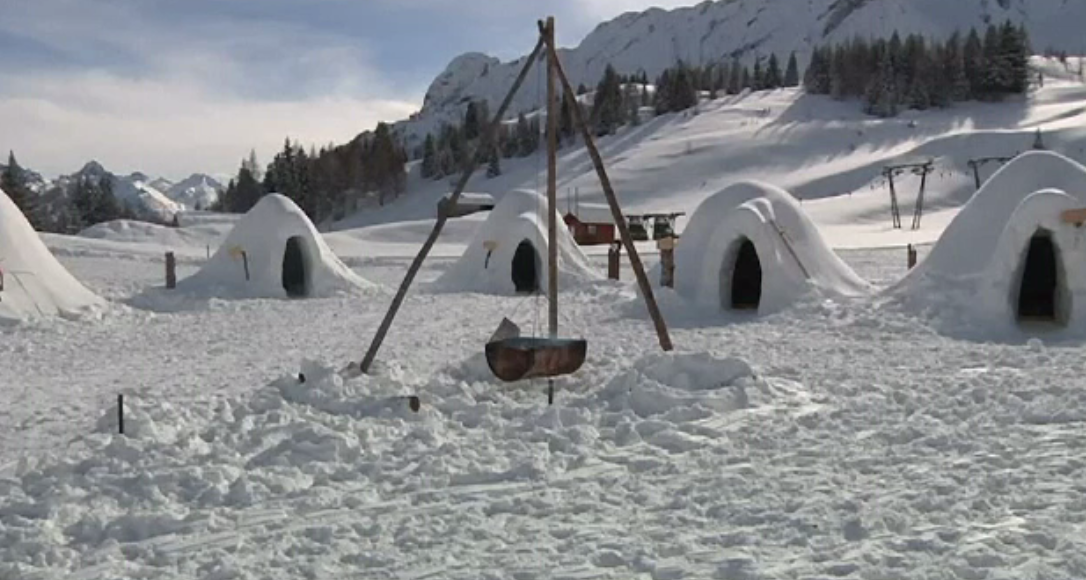 Turiști atrași cu un sat cu igluuri într-o stațiune montană din Italia. Prețul unei excursii
