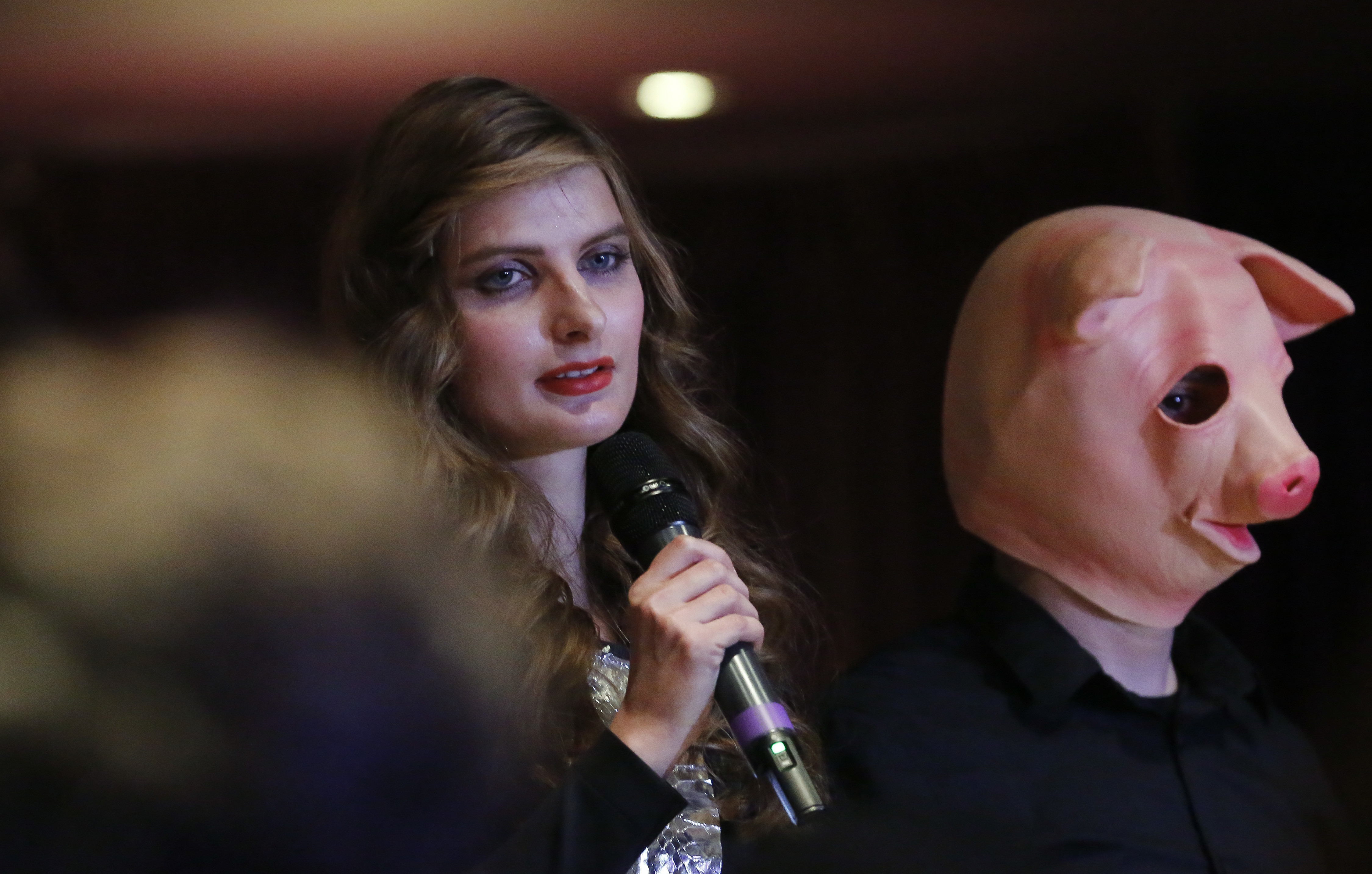 Cătușe și capete de porc la o prezentare de modă din New York. Show-ul a marcat campania #MeToo