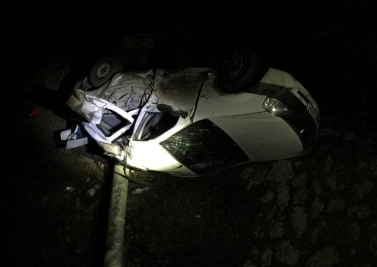 Un adolescent de 16 ani a murit după ce o mașină a lovit o ţeavă de gaz. Tatăl său e rănit