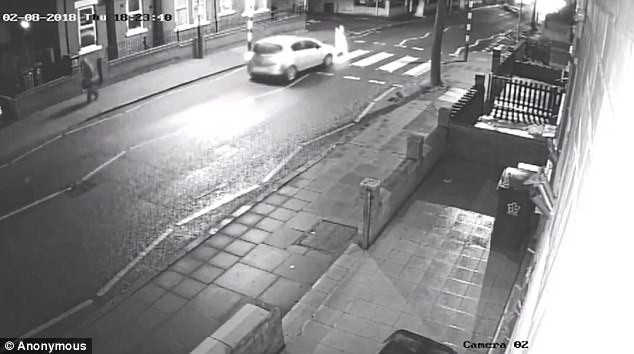 Momentul în care un pieton e lovit pe trecere, iar șoferul fuge. VIDEO