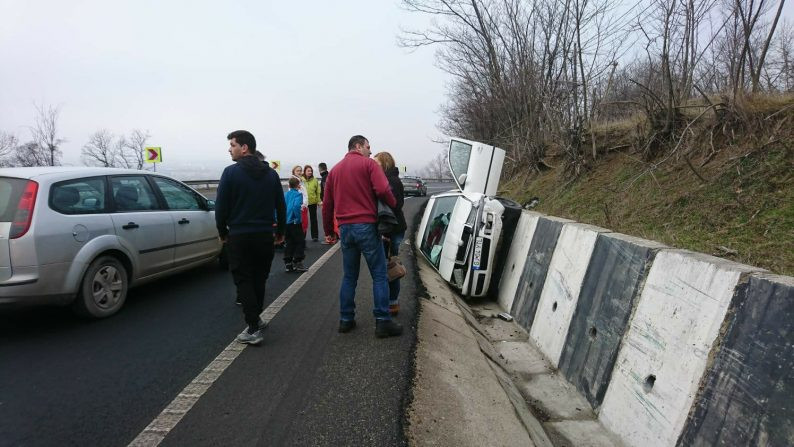 Accident bizar pe DN 66: Un șofer a ajuns cu mașina în șanț