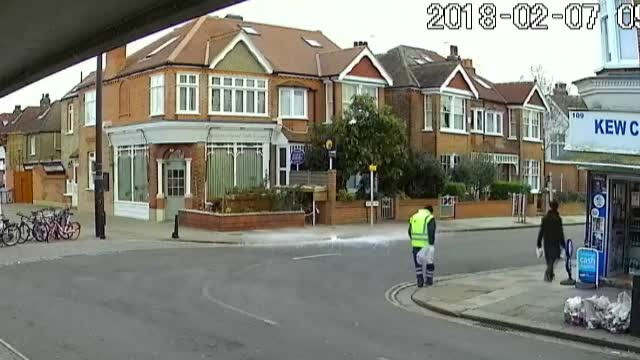 Un bloc de gheaţă a căzut din cer în Londra, la câţiva centimetri de un trecător