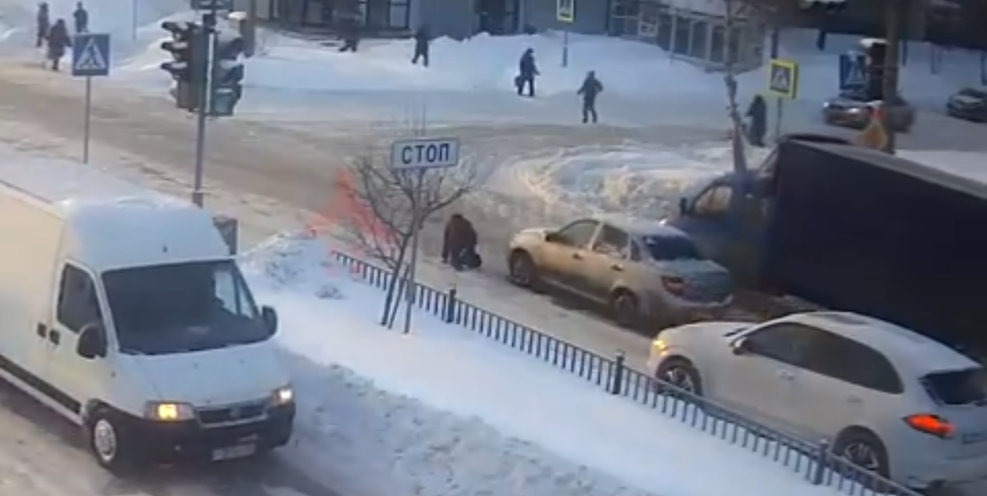 O femeie care a alunecat pe gheaţă a fost călcată de un şofer grăbit