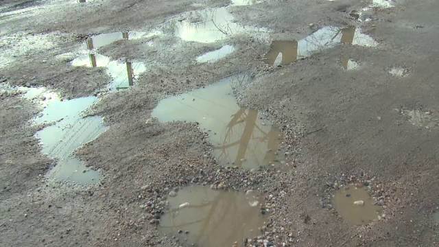 Comunele în care primarii și-au mărit salariile, deși oamenii n-au canalizare sau drumuri asfaltate