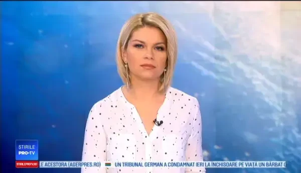 Imagini spectaculoase cu o mașină care cade de la etajul doi al unei parcări